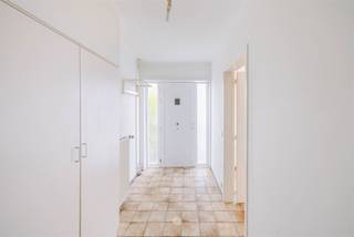 <p><span>DESTELBERGEN - Maison familiale clé en main près du centre de Destelbergen</span></p><p><span> </span></p><p><span>Située à la Galgenberglaan 17 à Destelbergen, nous trouvons cette maison familiale prête à être emménagée.</span></p><p><span> </span></p><p><span>Ses principaux atouts en bref :</span></p><ul><li><span>Situation centrale à quelques pas des commerces, écoles, transports en commun, etc.</span></li><li><span>Accès facile aux autoroutes R4 et E17</span></li><li><span>Grande allée et jardin de ville </span></li><li><span>3 chambres à coucher</span></li><li><span>2 salles de bains </span></li></ul><p><span> </span></p><p><span>L'agencement est le suivant :</span></p><p><span>Rez-de-chaussée : </span></p><p><span>Le hall d'entrée mène à la salle à manger et au salon, qui se prolonge par la cuisine équipée. Une pièce de rangement pratique se trouve à côté. </span></p><p><span>Le rez-de-chaussée comprend également une salle de bains avec douche, lavabo et toilettes.</span></p><p><span>Enfin, un agréable jardin de ville est accessible depuis la cuisine. </span></p><p><span> </span></p><p><span>L'étage : </span></p><p><span>Au premier étage, il y a 3 chambres à coucher et une deuxième salle de bains, équipée d'une baignoire, d'un lavabo et de toilettes. </span></p><p><span> </span></p><p><span>Grenier :</span></p><p><span>Grenier spacieux avec potentiel (44 m²).</span></p><p><span> </span></p><p><span>Important : </span></p><p><span>Prix indicatif : 445 000 EUR</span></p><p><span>EPC : B </span></p>