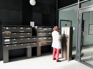 <p><span>Instapklaar 2-slaapkamerappartement met ruim terras op uitstekende locatie in Hasselt</span></p><p><span> </span></p><p><span>Dit instapklare 2-slaapkamerappartement aan de </span><span>Kramerslaan 15 in Hasselt</span><span> biedt een ideale combinatie van comfort, ruimte en een uitstekende bereikbaarheid.</span></p><p><span> </span></p><p><span>De ligging is zonder twijfel één van de grootste troeven. Vanaf hier bereikt u vlot de autostrade naar Antwerpen – Brussel - Leuven en Genk. Daarnaast liggen het stadscentrum van Hasselt, openbaar vervoer, scholen en tal van winkels op korte afstand. Zo bevinden onder andere </span><span>Carrefour</span><span> en </span><span>Colruyt</span><span> zich in de onmiddellijke omgeving.</span></p><p><span> </span></p><p><span>Het appartement is gelegen boven Ethias en beschikt over een ruime gemeenschappelijke parking voor bewoners en bezoekers. Dankzij de aanwezige lift geniet u bovendien van extra comfort.</span></p><p><span>De parking ligt voor het Ethias kantoor.</span></p><p><span> </span></p><p><span>Indeling</span></p><p><span>Via de afgesloten inkomhal komt u eerst in een praktische berging met aansluitingen voor wasmachine en droogkast en voldoende extra opbergruimte.</span></p><p><span>De ruime woon- en eetkamer met open keuken vormt het hart van het appartement. Vanuit de leefruimte heeft u rechtstreeks toegang tot het ruime, overdekte terras, waar u in alle rust kunt genieten.</span></p><p><span>Via de nachthal bereikt u het aparte toilet, de badkamer met douche, ligbad en lavabomeubel, en twee volwaardige slaapkamers.</span></p><p><span>Troeven</span></p><ul><li><span>Instapklaar appartement </span></li><li><span>2 slaapkamers </span></li><li><span>Ruim overdekt terras </span></li><li><span>Lift aanwezig </span></li><li><span>Grote gemeenschappelijke parking </span></li><li><span>Vlak bij de autosnelweg </span></li><li><span>Op korte afstand van het centrum van Hasselt </span></li><li><span>Carrefour, Colruyt en andere winkels in de directe omgeving </span></li><li><span>Scholen en openbaar vervoer op wandelafstand </span></li><li><span>Videofoon aanwezig </span></li></ul><p><span>De maandelijkse gemeenschappelijke kosten bedragen een forfait van </span><span>€ 70</span><span>.</span></p><p><span>Interesse? Contacteer ons via </span><span>marleen@mca-vastgoed.be</span><span> of telefonisch op </span><span>0485 34 56 71</span><span> voor meer informatie of een bezichtiging.</span></p><p><span> </span></p><p><span> </span></p>