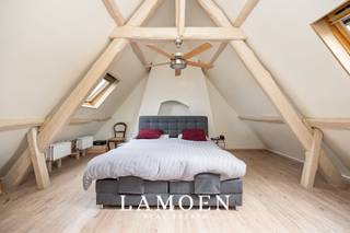 <p>Welkom in het Lier van de 18e eeuw, welkom in 't Plezant, de historische afspanning aan de Kesselsesteenweg.<br />Negen traveeën onder een statig zadeldak, een driehoekig fronton met oculus, en een gevel die al eeuwen de grens tussen Kuip en Bijvang bewaakt.<br />Ooit hielden reizigers hier halt, schoven ze aan en wisselden hun paarden. Gastvrijheid zit in de muren en u hoeft er niets aan te doen om hier uw droomonderneming te runnen.</p><p>HANDELSRUIMTE<br />Vandaag ingericht als restaurant met 42 zitplaatsen, toog met koeling en kassasysteem. De uitgeruste keuken is operationeel, u kan meteen starten.<br />Een tweede ruimte staat ongebruikt, klaar voor uitbreiding van het restaurant, feestzaal, café, praktijk, ...<br />Voor de deur ligt een zonnig terras.</p><p>WONEN<br />Ruim duplexappartement met 3 slaapkamers, ideaal om wonen en werken te combineren.<br />Daarnaast een aparte studio met 1 slaapkamer, perfect voor familie, personeel of extra huurinkomsten.<br />Op het grote terras blaast u uit na de service.</p><p>LOCATIE<br />De Kesselsesteenweg verbindt Lier met de omliggende dorpen: passage en zichtbaarheid voor de deur.<br />Belangrijker nog: 't Plezant is een begrip in Lier en ver daarbuiten. Een plek waar men al eeuwen terechtkan voor een hapje en een drankje.</p><p>Interesse in dit pand of benieuwd naar onze verkoopstrategie voor uw woning? Plan zeker een afspraak in via info@lamoen.net of 03 375 60 99 <br />Bodemattest, Asbestattest, Keuringen, stedenbouwkundige info aanwezig. Overstromingsgevoeligheid: P- score B en G-score B.<br />Dit pand is een beschermd monument en is opgenomen in de vastgestelde inventaris van het bouwkundig erfgoed. Aan dit statuut zijn rechtsgevolgen verbonden: de eigenaar heeft een instandhoudings- en onderhoudsplicht, en voor werken aan het pand is doorgaans een voorafgaande toelating van het agentschap Onroerend Erfgoed vereist (naast een eventuele omgevingsvergunning). Voor bepaalde werken kan wel aanspraak worden gemaakt op erfgoedpremies. Meer info op aanvraag.</p>