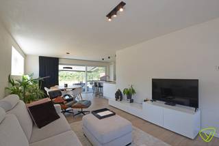 De woning werd zeer degelijk afgewerkt met kwaliteitsmaterialen.<br /><br />Ook de extra aandacht die is gegeven aan de isolatie, dit zowel akoestisch als thermisch is een grote meerwaarde.<br /><br /><strong>Samenstelling:</strong><br /><br /><u>Gelijkvloerse verdieping</u>; <br />Inkomhal, gastentoilet, lumineuze woonkamer met leefruimte en zithoek, open en geïnstalleerde keuken met ontbijthoek, berging/wasplaats.<br /><br /><u>Eerste verdieping</u>; <br />3 ruime slaapkamers en een badkamer voorzien van een ligbad, douche en een dubbele wastafel en een toilet. <br /><br /><u>Tweede verdieping</u>; <br />Zolderverdieping die kan dienen als een 4e slaapkamer en een berging. <br /><br />De woning beschikt over een zeer aangename en aangelegde tuin voorzien van een grote zonneluifel over het terras.<br /><br />Grenzend aan de 3 woningen is er een private carport voorzien waar ruimte is om 1 auto te plaatsen en ook uitgerust is voor elektrisch laden, met bijhorende fietsenberging.<br /><br />Wenst u graag deze woning te bezichtigen? Aarzel dan niet en vraag uw bezoek aan via onze website.