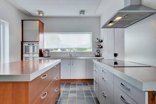 <p>Op enkele meters van de Nederlandse grens kunnen we deze gezellige en gerenoveerde woning terugvinden. Deze ruime gezinswoning heeft de volgende indeling:</p>
<p>Via de inkomhal hebben we rechtstreeks toegang tot de charmante en ruime woonkamer op parketvloer met open veranda, welke uitkijkt op de zuidgeoriënteerde tuin. <br />De vernieuwde keuken met werkeiland is voorzien van kookvuur, dampkap, ijskast, microgolf, oven, vaatwasser en heeft een aanpalende berging en apart toilet.</p>
<p>1e verdieping:<br />Op deze verdieping kunnen we twee ruime slaapkamers terugvinden, waarvan één met aanpalende dressing en bureau. De smaakvol en luxueus afgewerkte badkamer is voorzien van een ligbad, inloopdouche, toilet en wastafel.</p>
<p>2e verdieping:<br />Via de vaste trap hebben we toegang tot de tweede verdieping met de derde slaapkamer en bergkamer, welke als 4e slaapkamer zou kunnen fungeren.</p>
<p>Tuin:<br />Via de toegangspoort betreden we de volledig omheinde en zonnige tuin met zithoek, berging met overdekt terras en garage.</p>
<p>Algemeen:<br />- kwalitatieve afwerking<br />- zuidgeoriënteerd perceel van ca. 900 m²!<br />- gelegen in directe omgeving van snelweg E19 Breda - Antwerpen.</p>
<p>Kortom is deze smaakvol gerenoveerde woning zeker uw bezoek waard!</p>