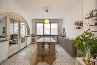 In hartje Borsbeek ontdek je deze instapklare en ruime semi half open eengezinswoning, ideaal voor gezinnen die op zoek zijn naar ruimte en een uitstekende bereikbaarheid.<br /><br />Bij het betreden van de woning kom je terecht in een lichtrijke inkomhal die toegang geeft tot de gezellige leefruimte. Dankzij de vele raampartijen geniet je hier de hele dag door van een aangename natuurlijke lichtinval. Aansluitend bevindt zich een praktische hal met ingemaakte kast. <br /><br />Aansluitend komen we in de ruime keuken terecht. Deze is uitgerust met veel opbergruimte, een oven, dampkap, gasvuur en een lavabo. Vanuit de keuken heb je rechtstreeks toegang tot de zonnige tuin, een waar paradijs voor fruitliefhebbers. Hier geniet je van een prachtige verzameling fruitplanten, waaronder een druivelaar, kiwistruik, kersenboom, frambozen, braambessen en blauwe en rode bessen. De tuin heeft vanaf ongeveer 10 uur 's morgens tot de avond zon en beschikt bovendien over een handige achteruitgang voor fietsen en het buitenzetten van vuilnisbakken.<br /><br />Op het gelijkvloers bevindt zich eveneens een ruime badkamer, uitgerust met een ligbad, aparte douche, lavabo, toilet en aansluitingen voor een wasmachine en droogkast.<br /><br />De eerste verdieping biedt plaats aan vier volwaardige slaapkamers, waarvan drie ruime kamers en één kleinere, ideaal als kinder-, logeer- of bureauruimte.<br /><br />Daarnaast beschikt de woning nog over een ruime, droge kelder die perfect dienst kan doen als extra bergruimte.<br /><br /><u><strong>Troeven van deze woning:</strong></u><br />* Instapklaar, mits kleine opfrissingswerkjes naar eigen smaak<br />* Semi halfopen bebouwing, grenzend aan de nieuwe wijk Windmolenberg waar de kinderen in de zomer heerlijk buiten kunnen spelen<br />* 4 volwaardige slaapkamers<br />* Zonnige tuin met tal van fruitplanten<br />* Praktische achteruitgang voor fietsen en vuilnisbakken<br />* Ruime droge kelder<br /><br />Gelegen tegenover het Fort van Wommelgem en op wandelafstand van het Fort van Borsbeek<br />Vlotte verbinding naar belangrijke invalswegen, winkels, scholen en openbaar vervoer in de directe omgeving<br /><br />Ben je op zoek naar een ruime gezinswoning op een centrale ligging met een heerlijke tuin? Dan is deze woning zeker een bezoek waard!