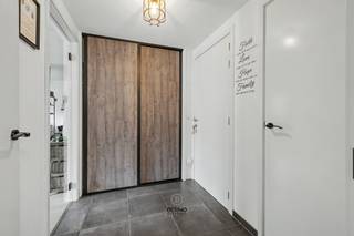 <strong>(Ver)nieuwbouwappartement in het hart van Dendermonde</strong><br /><br />Op een uitstekende locatie in het centrum van Dendermonde bevindt zich dit stijlvolle en energiezuinige (ver)nieuwbouwappartement. Dankzij de centrale ligging woont u hier op wandelafstand van winkels, horeca, scholen, openbaar vervoer en alle voorzieningen die de stad te bieden heeft.<br /><br />Het appartement werd met oog voor comfort en hedendaags woonplezier ingericht. De gezellige leefruimte sluit mooi aan op de moderne, volledig uitgeruste keuken, terwijl de slaapkamer beschikt over een ensuite badkamer, wat zorgt voor een praktische en aangename indeling.<br /><br />Dit appartement vormt de ideale woonst voor starters, alleenstaanden, koppels of investeerders die op zoek zijn naar een zorgeloze investering op een toplocatie.<br /><br />Bovendien geniet u van een uitstekende energieprestatie dankzij het EPC-label A, wat resulteert in een laag energieverbruik en een hoog wooncomfort. Ook een gemeenschappelijke fietsenstalling is aanwezig, een absolute meerwaarde in het stadscentrum.<br /><br />Troeven
<ul>
<li>Vernieuwbouwappartement</li>
<li>EPC A</li>
<li>Slaapkamer met ensuite badkamer</li>
<li>Fietsenstalling aanwezig</li>
<li>Op wandelafstand van winkels, horeca en openbaar vervoer</li>
<li><strong>Slechts 2% registratierechten mogelijk</strong> (onder voorbehoud van de geldende voorwaarden)</li>
</ul>
<br />Bent u op zoek naar een instapklaar appartement op een toplocatie of een interessante investering in het centrum van Dendermonde? Dan is dit appartement beslist een bezoek waard. Voor meer info of een bezoek: niels@berno.be of 052/20.24.40