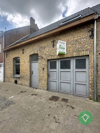 Charmante gezinswoning met veel potentieel, centraal gelegen in het hart van Koekelare, op wandelafstand van scholen, winkels en lokale handelaars.Op...