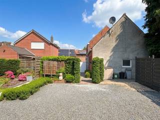 Welkom in deze charmante woning in Stekene met veel potentieel. Dit huis staat op een mooi perceel van 657m². De tuin loopt volledig rondom de woning.Op het gelijkvloers heb je naast de inkomhal, een zeer ruime leefruimte, een aparte keuken met aansluitend nog een eetplaats.Verder heb je op het gelijkvloers al een eerste ruime badkamer met bad, douche, en toilet.Op de verdieping heb je alvast 2 slaapkamers, en mogelijkheid tot inrichten van 4 kamers.Daarnaast is er op deze verdieping een 2e douchekamer die ook nog een toilet heeft.De woning heeft ook een ruime garage, en naast de woning is er nog een lange oprit waar je nog extra wagens kan parkeren.Vanuit de garage heb je toegang tot de kelder en nog een opbergzolder.Dit is een perfecte kans voor koper die ruimte en mogelijkheden zoeken om hun droomwoning naar eigen wens in te richten.De ligging in centrum Stekene maakt het gemakkelijk bereikbaar en biedt goede bereikbaarheid naar de regio toe.Bezoeken op afspraak via 03 / 779 69 29 of contact@eberhardvastgoed.be