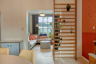 Charmante en instapklare woning met authentieke uitstraling op zeer centrale locatie. Indeling als volgt; inkomhal, aangename en lichtrijke leefruimte met aansluitend de keuken. Boven de keuken bevindt zich een vide die zorgt voor extra ruimte en tal van mogelijkheden biedt, zoals bergruimte, leeshoek of hobbyruimte. Vanuit de keuken heb je tevens toegang tot de gezellige en zonsgeoriënteerde tuin. Eerste verdieping met master bedroom en badkamer met ligbad, douche en toilet. Tweede verdieping met mogelijks tweede slaapkamer of bureau. Kelder aanwezig. CV op aardgas. Elektriciteit conform AREI. Het dak werd volledig vernieuwd in 2020. De woning is zeer goed gelegen nabij het centrum van Bornem met alle voorzieningen binnen handbereik. <br />
