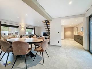 <p>Deze <strong>recent gerenoveerde woning</strong> verwelkomt u op het gelijkvloers met een ruime inkomhal met gastentoilet en een lichtrijke woonkamer, waar een veelzijdige hoek werd gecreëerd die perfect dient als<strong> bureauruimte of speelhoek</strong>. De moderne keuken is volledig uitgerust met <strong>hoogwaardige SMEG-toestellen</strong>. Verder vindt u op deze verdieping een stijlvolle badkamer met inloopdouche en dubbele lavabo en een praktische berging/wasplaats.</p>
<p>Op de eerste verdieping bevinden zich twee comfortabele slaapkamers en een derde kamer, ideaal als bureau of kinderkamer. Achteraan geniet u van een onderhoudsvriendelijk tuintje met een aangenaam terras.</p>
<p>De renovatie werd uitgevoerd met aandacht voor <strong>energiezuinigheid en hedendaags comfort.</strong> Het pand beschikt over een <strong>gunstig EPC-label A</strong> en is uitgerust met centrale verwarming via een lucht/water-warmtepomp, vloerverwarming op het gelijkvloers, hoogrendementsbeglazing en zonnepanelen. De elektriciteit is volledig conform de huidige normen.</p>
<p>Ontdek deze prachtige woning via het virtuele bezoek op onze website!<br /><br /><br />De woning is gunstig gelegen nabij het centrum van Wieze, op korte afstand van scholen en openbaar vervoer. Bovendien geniet u van een uitstekende verbinding richting Aalst en de omliggende gemeenten. Contacteer ons voor meer informatie of een bezoek ter plaatse via june@immotijl.be of 0486 17 07 61.<br /><br /></p>