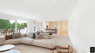 <span>Dit exceptionele appartement met zuidgericht terras is gelegen in het uiterst prestigieuze en groene domein Tennis Gardens, nabij de Royal Zoute Tennis Club en op wandelafstand van zowel het strand als het natuurgebied Het Zwin. Via de inkomhal met gastentoilet en vestiaire betreedt men de royale leefruimte, waar licht, ruimte en rust centraal staan. Grote raampartijen geven uit op een breed, zonnig terras met een prachtig, open zicht op de tuinen van dit exclusieve privé domein – een oase van groen en privacy. Prachtige open keuken met ontbijthoek. Wasruimte/berging, discreet geïntegreerd voor optimaal comfort. Het nachtgedeelte omvat drie volwaardige tweepersoonsslaapkamers, elk voorzien van een privatieve douchekamer. Twee slaapkamers genieten van directe toegang tot een achterliggend terras. Mogelijkheid tot aankoop van een ruime garagebox binnen de residentie, geschikt voor twee wagens achter elkaar. Privatieve kelder. Fietsenberging. Een zeldzaam aanbod voor wie op zoek is naar een hoogwaardig appartement op een uitzonderlijke locatie, waar rust, groen en exclusiviteit harmonieus samenkomen.</span>