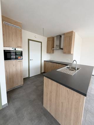 <p>Mooi nieuwbouwappartement met 3 slaapkamers te huur in Lommel:</p><p><br /></p><p>Dit moderne nieuwbouwappartement is ideaal gelegen in een rustige omgeving, op wandelafstand van het centrum van Lommel. Dankzij de centrale ligging geniet u van alle voorzieningen binnen handbereik, terwijl u thuis kunt genieten van rust en comfort.</p><p><br /></p><ul><li>Indeling: inkomhal, toilet, berging, woonkamer, keuken, slaapkamer 1, slaapkamer 2, slaapkamer 3, badkamer, terras, kelderberging, ondergrondse autostaanplaats</li><li>Nieuwbouwproject De Admiraliteit</li><li>Zeer energiezuinig met E-peil van 18</li><li>Luxe afwerking</li><li>Zonnepanelen en ventilatiesysteem C</li><li>Prachtig terras</li><li>Vlakbij centrum van Lommel</li><li>Gemeenschappelijke kosten inbegrepen in de huurprijs</li><li>Beschikbaar vanaf 15/09/2026</li></ul>