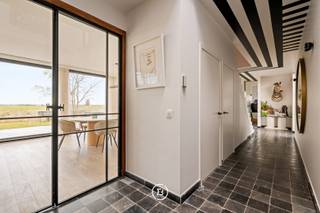 In het stiltegebied van Zuienkerke bevindt zich deze instapklare landelijke residentie gelegen op een perceel van maar liefst 9.605 m2 en...