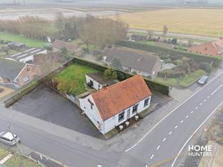 In het charmante Vlamertinge bevindt zich Café De Hazewind, een karaktervolle horecazaak met tal van mogelijkheden. Dit pand is gelegen op een uitzonderlijk ruim perceel, wat zorgt voor een aangename open omgeving en talrijke opportuniteiten voor uitbreiding of herinrichting.<br /><br />De eigendom beschikt over een grote parking met voldoende parkeerplaatsen, waardoor het café vlot toegankelijk is voor klanten. Dit maakt het uitermate geschikt voor het uitbaten van een bloeiende horecazaak, evenementenlocatie of een combinatie van beide.<br /><br />Binnenin biedt het café een authentieke ruimte met veel potentieel. Mits renovatie kan deze zaak worden omgevormd tot een hedendaagse horecagelegenheid met behoud van haar karaktervolle uitstraling. Daarnaast beschikt het pand over een ruim woongedeelte, wat de mogelijkheid biedt om wonen en werken perfect te combineren.<br /><br />Verder is er aanzienlijke opslagruimte aanwezig, ideaal voor horeca-uitbating of andere commerciële doeleinden. Het ruime perceel biedt bovendien extra mogelijkheden zoals het aanleggen van een terras, tuin, speelzone of zelfs uitbreidingsprojecten (onder voorbehoud van vergunning).<br /><br />Kortom, Café De Hazewind is een eigendom met enorm veel potentieel voor wie op zoek is naar een horecazaak met woonst op een toplocatie in Vlamertinge.
