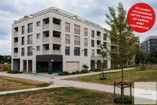 Op de bovenste verdieping van een architecturaal gebouw uit 2023, midden in de groene Tondelierwijk, bevindt zich dit uitzonderlijke penthouse waar ruimte, luxe, privacy en een adembenemend uitzicht over Gent centraal staan.<br /><br />Het appartement biedt 126,53 m² leefruimte en wordt omringd door maar liefst 113 m² terrassen. Grote raampartijen zorgen voor een prachtige lichtinval en weidse vergezichten over het park en de skyline van Gent. De terrassen vormen een echt verlengstuk van de leefruimte en laten u in alle privacy genieten van het buitenleven.<br /><br />Binnen wacht een royale leefruimte met hoge plafonds en parket, aansluitend op een luxueus afgewerkte keuken met kwalitatieve toestellen. Er zijn 2 slaapkamers, 2 badkamers, 1 apart toilet en een berging. Bovendien bestaat de mogelijkheid om een 3de slaapkamer of bureau te creëren.<br /><br />Vloerverwarming, warmtepomp, airco, zonnepanelen en zonnescreens zorgen voor optimaal comfort: EPC A<br /><br />Extra troeven in het gebouw zijn 3 vaste fietsplaatsen en een gemeenschappelijke polyvalente ruimte met keuken, ideaal voor feestjes of bijeenkomsten.<br /><br />Winkels, scholen, sportcomplex en openbaar vervoer bevinden zich op wandelafstand, terwijl ook het historische centrum vlot bereikbaar is.<br /><br />Vraagprijs: € 898.000<br />Autostaanplaats optioneel aan te kopen aan € 50.000<br /><br />Een zeldzame combinatie van royaal buitenleven, luxueus wooncomfort en een prachtig uitzicht, vlak bij het hart van Gent.