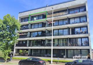 BELANGRIJKE MEDEDELING: De gebruikte foto's dienen uitsluitend ter illustratie en tonen hoe het appartement er ongeveer na de renovatie zal uitzien. Momenteel zijn de renovatiewerken nog volop aan de gang.<br /><br />Ontdek dit ruime appartement op een uiterst centrale ligging in Sint-Kruis, langs de Maalse Steenweg. Winkels, openbaar vervoer en het historische centrum van Brugge bevinden zich op wandel- en fietsafstand. Het appartement is gelegen op de vierde verdieping van een appartementsgebouw met lift.<br /><br />Via de inkomhal, voorzien van een apart gastentoilet, kom je terecht in de lichtrijke woonkamer met aansluitende eetplaats. Daarnaast bevindt zich de volledig vernieuwde en uitgeruste keuken. Dankzij de vele grote raampartijen geniet het appartement van een aangename natuurlijke lichtinval. Het zuidgerichte terras vormt zonder twijfel een grote troef.<br /><br />Verder beschikt het appartement over drie volwaardige slaapkamers, een uitgeruste badkamer en een praktische berging.<br /><br />beschikbaar: 1 oktober 2026<br /><br />Gemeenschappelijke kosten: €100/maand <br /><br />
