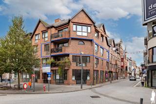 <div><strong>Dit ruime en lichtrijke tweeslaapkamerappartement van 126m² combineert een uitstekende ligging aan de Turnhoutse Grote Markt met een gunstig EPC-label B, wat zorgt voor een energiezuinige en comfortabele woonomgeving. Winkels, horecazaken, openbaar vervoer en andere voorzieningen zijn op wandelafstand, waardoor u optimaal kunt genieten van het stadsleven.</strong></div>
<br />
<div>Bij het betreden van het appartement komt u terecht in een inkomhal, met ingebouwde vestairekast die toegang biedt tot de verschillende ruimtes. Aan de achterzijde bevinden zich twee volwaardige slaapkamers, beide uitgerust met ingebouwde kasten en vliegenramen. De badkamer beschikt over een douche, ligbad en wastafel. Verder is er een apart gastentoilet aanwezig.<br /><br />
<div>De ruime woonkamer baadt dankzij de vele raampartijen in het natuurlijke licht en biedt een aangename leefomgeving. Via het schuifraam heeft u rechtstreeks toegang tot het gezellige terras met uitzicht op de Grote Markt. Aansluitend bevindt zich de volledig uitgeruste keuken, voorzien van een vaatwasser, koelkast, diepvriezer en voldoende kastruimte. Naast de keuken is er bovendien een praktische berging aanwezig, ideaal voor extra opslagruimte.</div>
</div>
<p>Als extra troef beschikt het appartement over een ondergrondse autostaanplaats, wat een grote meerwaarde biedt in het stadscentrum.</p>
Een ideale woongelegenheid voor wie comfortabel wil wonen op een centrale locatie in het centrum van Turnhout.<br /><br /><span>Bijzonderheden: </span><br />
<ul>
<li>Topligging op de Grote Markt</li>
<li>Ondergrondse autostaanplaats inbegrepen</li>
<li>Gunstig EPC-label B: 113 kWh/(m²/jaar)</li>
<li>Gezellig terras toegankelijk via schuifraam</li>
<li>Instapklaar</li>
<li>Ruime en lichtrijke woonkamer</li>
<li>Op wandelafstand van winkels, horeca en openbaar vervoer</li>
<li>Recent vernieuwde condensatieketel</li>
<li>Vaste maandelijkse kosten: 109.37 EUR (incl. blokpolis)</li>
<li>De woning is verhuurd voor 820,00 EUR/maand</li>
</ul>
<br /><span>Stedenbouwkundige inlichtingen in aanvraag</span>