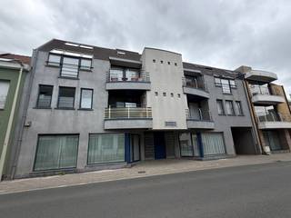 In een kleinschalige residentie te centrum Sleidinge, stellen wij u graag dit gelijkvloers appartement voor. Winkels, scholen, bus/trein zijn allemaal op wandelafstand verwijderd van het appartement. <br /><br />Het appartement bestaat uit een ingerichte keuken, een ruime living, berging, badkamer en 1 slaapkamer. Er is ook een garage bijhorend bij het appartement, deze zit vervat in de gepubliceerde huurprijs. <br /><br />Per 01/09/2026 vrij. <br /><br />Wenst u deze woning te bezichtigen? Reserveer dan eenvoudig uw tijdslot via onze website (immovercruysse.be > Te huur > selecteer dit pand > klik op 'Plan uw bezoek' > reserveer het gewenste tijdslot). Let op, telefonisch en per mail worden geen bezoeken ingepland.