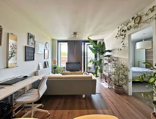 Dit stijlvolle 1-slaapkamerappartement is gelegen in de Bouwensstraat, op een toplocatie nabij winkels, scholen, openbaar vervoer en de autostrade. Het centraal station bevindt zich op slechts 12 minuten wandelafstand. Dit alles in een aangename, hippe buurt met een levendige uitstraling.<br /><br />U betreedt het appartement op de tweede verdieping via de open keuken met aansluitende leefruimte. De keuken is volledig uitgerust met een koelkast met vriesvak, inductiekookplaat, dampkap, dubbele spoelbak en vaatwasser. De leefruimte geeft uit op een gezellig terras met zicht op de gemeenschappelijke tuin.<br /><br />Aansluitend aan de keuken bevindt zich een praktische vestiaire, ideaal voor jassen en schoenen, evenals een technische berging met aansluiting voor wasmachine en droogkast.<br />Via de leefruimte bereikt u de ruime slaapkamer met aansluitende badkamer. De badkamer is ingericht met een lavabo in meubel, een moderne inloopdouche, een hangtoilet en een handdoekdroger.<br /><br />Tot slot beschikt het appartement over een private kelderberging en is er een gemeenschappelijke fietsenstalling aanwezig.<br />Ook is er een verplicht bij te huren staanplaats (+€100/maand)<br /><br />Troeven:<br />+ Modern appartement<br />+ Gemeenschappelijke tuin en privé terras<br />+ kelderberging<br />+ Goede locatie<br />+ Gunstig EPC<br />+ Staanplaats (+€100/maand)<br /><br />Heeft u interesse in dit appartement? Stel u dan kandidaat via de groene knop op www.vbvastgoed.be
