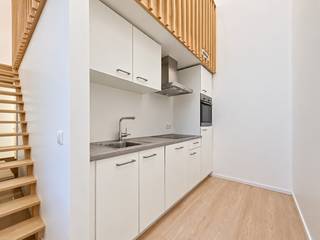 À la recherche d'un logement agréable dans un emplacement prisé à Anvers ? <br />Ce studio récent est situé dans un bâtiment moderne à un emplacement particulièrement favorable, juste à côté du dynamique Eilandje.<br /><br />Le studio se trouve au rez-de-chaussée et dispose d'un agencement pratique. En entrant, vous arrivez dans le salon avec cuisine attenante, où vous alliez vie et cuisine de manière agréable. Depuis un hall, vous avez accès à la salle de bain et à un espace de rangement/buanderie pratique. <br />Par un escalier, vous accédez à l'espace nuit, qui se connecte de manière séparée et douillette au salon.<br /><br />Un atout supplémentaire du projet est le jardin intérieur verdoyant et convivial. Cet agréable espace extérieur commun constitue une oasis de paix au milieu de la ville et offre un bel endroit pour se détendre, loin de l'agitation quotidienne.<br /><br />L'emplacement est également un grand atout. L'Eilandje est connu pour son ambiance animée, ses restaurants conviviaux, ses bars tendance et ses agréables terrasses au bord de l'eau. <br />Le MAS, le port de plaisance et le centre-ville historique se trouvent à courte distance. <br />Grâce à la combinaison de la dynamique urbaine, des possibilités de détente et de la proximité des commerces et des transports en commun, vous vivez ici avec tout à portée de main.<br /><br />Ce studio constitue donc un logement idéal pour les célibataires ou les couples qui souhaitent vivre dans un environnement moderne et urbain et profiter pleinement de tout ce qu'Anvers et l'Eilandje ont à offrir, avec en plus un espace vert pour se ressourcer.<br /><br />Le loyer de ce studio est de 800,00 EUR/mois + 100,00 EUR de charges communes.<br /><br />Intéressé ? N'hésitez pas à nous contacter pour plus d'informations ou pour une visite sur place !