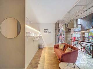 PLUSPUNTEN:<br />+ gelegen in Shopping 2<br />+ handelsruimte van 93 m²<br />+ privatieve autostaanplaats<br />+ mogelijkheid tot huren extra winkelruimte (tot 146 m² extra mogelijk)<br />+ mogelijkheid tot huren extra staanplaatsen<br /><br />ALGEMEEN<br />In het bruisende centrum van Genk, op de eerste verdieping van Shopping 2 vinden we deze ruimte handelsruimte terug. Zowel aan de voor- als aan de achterzijde zijn er grote raampartijen die uitkijken op de galerijen. <br /><br />Deze L-vormige handelsruimte bestaat uit 3 ruimtes. De handelsruimte is toegankelijk via de binnengalerij op de eerste verdieping en momenteel ingericht als schoonheidssalon met een ontvangst- en behandelruimte. Achter de behandelruimte is er een deur die leidt naar het grotere stuk van dit winkelpand. Dit gedeelte wordt momenteel gebruikt als opslagruimte maar kan perfect worden ingericht als kantoor of extra handelsruimte voor het cliënteel, want ook aan deze kant is er een groot raampartij dat uitkijkt over de binnengalerij. Deze twee gedeeltes worden gescheiden door een valse wand, dus u kan de ruimtes perfect anders moduleren.<br /><br />Naast het stuk dat als opslagruimte fungeert is er nog een 3de ruimte waar de nodige leidingen zitten voor het plaatsen van een keuken of kitchenette, en is er een sanitaire ruimte met 2 gescheiden toiletten. Het raampartij kijkt uit op de de buitengalerij. <br /><br />Een privatieve autostaanplaats is inbegrepen in de prijs en bezoekers / cliënteel kunnen parkeren in de ondergrondse parkeergarage. <br /><br />Wie nood heeft aan extra winkeloppervlakte heeft ook de mogelijkheid tot het huren van het naastgelegen handelspand (116m²) dat bestaat uit een afgesloten garage in de kelderverdieping, een gelijkvloerse verdieping en eerste verdieping, en bieden we alsook de mogelijkheid tot aankoop van het ondergelegen handelspand (30 m²). Tevens is er mogelijkheid tot huren van extra autostaanplaatsen.<br /><br />Shopping 2 bevindt zich in het centrum van Genk, omringd door diverse handelaars en horeca en vlakbij de prachtige Molenvijvers. Goede aansluiting met de E314 en het openbaar vervoer.<br /><br />INDELING:<br />-1: bezoekersparking, privatieve / eigen autostaanplaats<br />0: gemeenschappelijke inkom<br />+1: schoonheidssalon met ontvangst- en behandelruimte, berging 1, berging 2 met mogelijkheid plaatsing kitchenette, sanitaire ruimte met 2 toiletten<br /><br />FINANCIEEL:<br />Bezorg de inlichtingenfiche ingevuld aan ons terug om een afspraak te maken. <br />De gemeenschappelijke kosten en onroerende voorheffing zijn ten laste van de huurder, alsook de kost van registratie handelshuurovereenkomst en plaatsbeschrijving.<br />Huurwaarborg: 3 maanden huur.<br /><br />SUCCESVOL VERKOPEN?<br />Dankzij succesvolle transacties zijn wij steeds op zoek naar nieuw aanbod. Overweegt u te verkopen of te verhuren? Informeer vrijblijvend naar onze werkwijze.<br /><br />HOUD ME OP DE HOOGTE:<br />Niet gevonden wat u zocht? Schrijf u gratis in op onze website zodat u vrijblijvend op de hoogte wordt gebracht van nieuw aanbod: https://www.immosign-plus.be/nl/hou-me-op-de-hoogte/<br /><br />AFSPRAAK:<br />Wilt u graag een afspraak voor dit handelspand te Genk? Contacteer ons dan op +32 89 87 03 67 of via info@immosign-plus.be.<br /> 