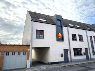 <p><span>*** QUICK SALE VANAF 385.000 EUR * </span></p><p><span>HALF OPEN WONING IN RUSTIGE BUURT NABIJ HET CENTRUM</span></p><p><span> </span></p><p><span>Deze topper pakt uit met zalig veel woonruimte, alle modern comfort en een uitzonderlijke lichtinval. Hartelijk welkom in deze recente gezinswoning.  <br /><br />De inkom voorziet in een handige vestiaire kast en een apart toilet. De leefruimte met sublieme keuken, eethoek en zithoek is opgevat als één groot geheel, het optrekken van het plafond zorgt er voor een opmerkelijk open gevoel de grote glaspartijen voor een aangenaam tuincontact.</span></p><p><span>Het eerste verdiep voorziet in een open bureau- of speelhoek, 1 grote slaapkamer met goed voorziene dressing en een grote badkamer met alle comfort. Een tweede trap leidt naar de zolderverdieping met 3 mooie slaapkamers waarvan eentje extra large afmetingen meekreeg, ideaal als tiener/hobbykamer.</span></p><p><span> </span></p><p><span>De buitenruimte krijgt heel veel zon, een groot terras en groene tuin zorgen er voor heel wat beleving.  Er is een zij ingang en achteraan is er een ruime carport voor auto en fietsen. Met twee aparte bergingruimtes, een wasruimte, een zolder met uitklaptrap en een tuinberging vindt alles vlot zijn plaats.</span></p><p><span> </span></p><p><span>Een kwaliteitsvolle invulling wordt er aangevuld met heel wat extra's, vloerverwarming, zonnepanelen (met certificaten!!), thuisbatterij, zonnescreens, zonneluifel, airco,...</span></p><p><span> </span></p><p><span> </span></p><p><span>RECENTE NIEUWBOUW<br />EPC A: VLOERVERWARMING/THUISBATTERIJ/ZONNEPANELEN<br />RUIME BEWOONBARE OPPERVLAKTE <br />4 SLAAPKAMERS + BUREAU</span></p><p><span> </span></p><p><span>Alle info, plannen en attesten: <span>https://wagenmakersstraat2e.be/</span></span></p><p><span> </span></p>