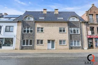 <p><strong>Ruim gelijkvloers appartement met 2 slaapkamers en terras in het centrum van Beverlo<br /><br /></strong>Pal in het centrum van <strong>Beverlo</strong> bevindt zich dit ruime en lichtrijke gelijkvloerse appartement met twee slaapkamers en een gezellig terras van ca. 15 m². Dankzij de centrale ligging geniet u van alle voorzieningen op wandelafstand.<br /><br /><strong>Indeling<br /></strong>+ Inkomhal / nachthal met vestiaireruimte<br />+ Apart gastentoilet met handenwasser<br />+ Ruime en lichtrijke leefruimte met zithoek en eethoek<br />+ Geïnstalleerde open keuken (koelkast, oven, keramische kookplaat en afzuigkap)<br />+ Berging / wasplaats met CV-installatie en aansluiting voor wasmachine en droogkast<br />+ Badkamer met dubbel lavabomeubel, ligbad en hoekdouche<br />+ Slaapkamer 1 met rechtstreekse toegang tot het terras<br />+ Slaapkamer 2<br />+ Terras van ca. 15 m²</p>
<p><strong>Extra troeven<br /></strong>+ Rolluiken in de slaapkamers<br />+ Ruime kelderberging (ca. 11 m²)<strong><br /></strong>+ CV-installatie recent vernieuwd<br /><strong>+ EPC: 200 kWh/m² – Label B</strong> (UC: 3834880)<br />+ Asbestveilig<br />+ Elektrische installatie niet conform AREI, enkel de schema’s ontbreken en een paar afdekplaatjes in de zekeringkast<br /><br />Autostaanplaats thv het terras <strong>verplicht bij aan te kopen (€10.000)</strong></p>
<p><strong>Ligging<br /></strong>Zeer centraal gelegen in het hart van <strong>Beverlo</strong>, met winkels, scholen en openbaar vervoer op wandelafstand. Het treinstation bevindt zich op ca. 1 km en de oprit van de <strong>E313</strong> ligt op slechts enkele minuten rijden.</p>
