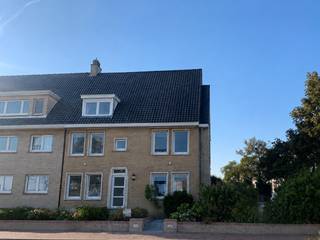 <p><strong>De Panne, kleinschalige residentie zonder lift, bestaande uit 3 volledig gerenoveerde appartementen.</strong><br /><br />Gelegen aan de duinen met prachtig zicht en toch op slechts enkele passen van de marktplaats en het commercieel centrum.</p>

<p>Bestaande uit:<br />*Gelijkvloersappartement nr. GV.02 met 2 slaapkamers + terras en tuin  <br />VERHUURD<br />*Appartement nr. 01.01 op de eerste verdieping met 2 slaapkamers en beschikbaar vanaf 01 december 2026<br />Huurprijs : € 1050 per maand - syndicuskosten inclusief. <br />*Duplexappartement nr. 02.01 op de tweede en derde verdieping met 3 slaapkamers + terras en beschikbaar vanaf 01 november 2026<br />Huurprijs : € 950 per maand - syndicuskosten inclusief.<br /><br />Ieder appartement beschikt over een ruime individuele berging en er is een gemeenschappelijke fietsenberging in de residentie. </p>

<p> </p>