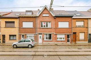 <p><span>GENTBRUGGE - Perfect onderhouden rijwoning met drie slaapkamers</span></p><p><span> </span></p><p><span>Ontdek deze gezellige starterswoning, gelegen in de Jozef Vervaenestraat te Gentbrugge, op wandel- en fietsafstand van openbaar vervoer, winkels en scholen. </span></p><p><span>De lichtrijke woning geniet een praktische indeling en werd doorheen de jaren perfect onderhouden, voorzien van een dakrenovatie en nieuwe ramen.</span></p><p><span> </span></p><p><span> </span></p><p><span>Enkele troeven in een notendop: </span></p><ul><li><span>Centrale ligging</span></li><li><span>Zeer lichtrijk</span></li><li><span>Drie volwaardige slaapkamers </span></li><li><span>Mogelijkheid extra slaapkamer</span></li><li><span>Charmante voorgevel</span></li><li><span>Aangename stadskoer</span></li><li><span>Vlotte verbinding naar Gent Centrum</span></li></ul><p><span> </span></p><p><span> </span></p><p><span>Indeling: </span></p><p><span>Via de inkomhal met vestiaire komen we aan in de zeer lichtrijke leefruimte met knusse zithoek, eetkamer met gezellige open haard, een aparte keuken voorzien van alle comfort, de bijkeuken met wasberging en een eerste badkamer met toilet, lavabomeubel en douche. </span></p><p><span>De prachtige houten trap brengt ons naar de nachthal van de eerste verdieping met twee volwaardige slaapkamers en een tweede badkamer met toilet, ligbad en wastafel. Op de tweede verdieping treffen we een derde slaapkamer, de mogelijkheid om een vierde slaapkamer af te werken en toegang tot de zolder.</span></p><p><span> </span></p><p><span> </span></p><p><span>Belangrijk: </span></p><p><span>Richtprijs: 299.000 EUR</span></p><p><span>EPC: 342 kWh/m² jaar (UC: 20251126-000372766-RES-2)</span></p><p><span>Geen renovatieverplichting</span></p><p><span> </span></p><p><span>Overtuigd? Contacteer Axel Lenaerts makelaars voor meer info en een inschrijving op de eerste bezoekdag via <span>Laurens@axellenaerts.be</span></span><span> of 09 245 24 24</span></p><p><span> </span></p><p><span> </span></p>
