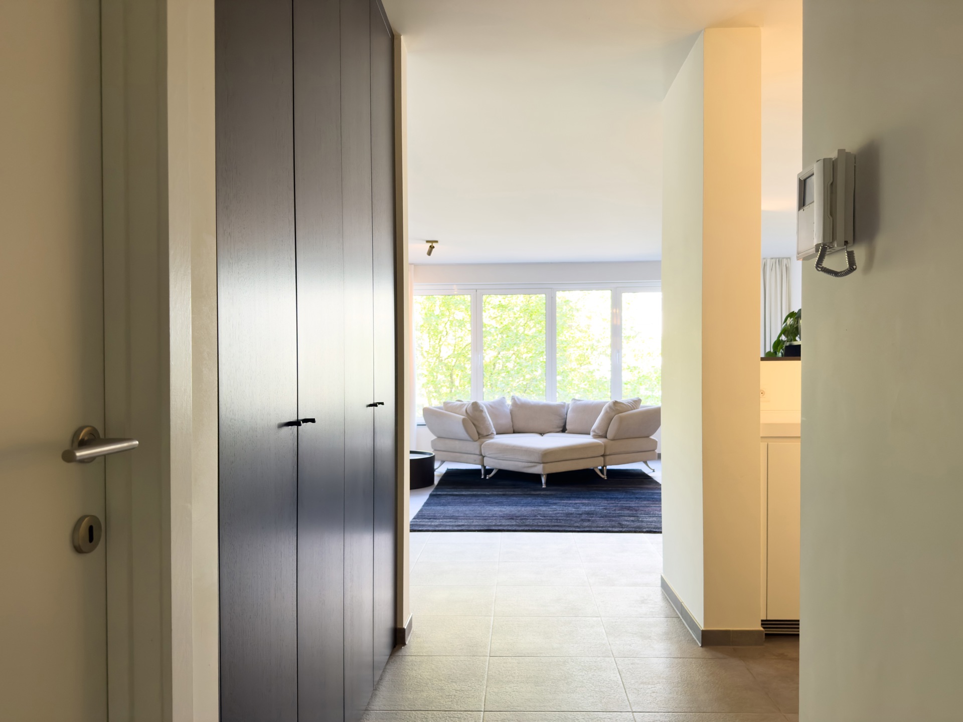 Ruim, volledig vernieuwd appartement met private parking - foto 2