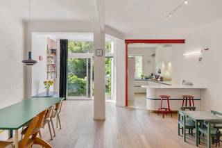 Gelegen aan de Ringlaan bevindt zich dit uitzonderlijk ruime duplexappartement van ca. 165 m², onderdeel van een kleinschalig en uitstekend onderhouden gebouw. De woning combineert de charme van authentieke elementen met een prachtige parket, hedendaags comfort en een doordachte architecturale inrichting. Een deel van de woning werd ontworpen door architect Dries Otten, wat resulteert in een unieke woonbeleving met oog voor esthetiek, functionaliteit en licht.<br /><br />De absolute troef van deze woning is de prachtige privatieve tuin van ca. 130 m². Dankzij de gunstige oriëntatie en de sfeervolle zithoek geniet u hier in alle rust van het groen, waardoor binnen en buiten naadloos in elkaar overvloeien. Een unieke plek om te ontspannen of gasten te ontvangen.<br /><br />Indeling<br />Via de inkomhal betreedt u de ruime leefruimte, waar de authentieke parketvloer, de hoge plafonds en de grote raampartijen zorgen voor een warme uitstraling en een aangename lichtinval. De eetruimte staat in directe verbinding met de tuin. Aansluitend bevindt zich de prachtige keuken, die eveneens geniet van een aangenaam zicht op het groen.<br /><br />Op de onderliggende verdieping bevinden zich drie volwaardige slaapkamers. De master bedroom beschikt over prachtige ingemaakte kasten. De ruime badkamer is uitgerust met zowel een ligbad als een inloopdouche en biedt alle comfort voor het hele gezin. Verder beschikt het appartement over twee afzonderlijke toiletten en een praktische berging.<br /><br />Bijzonderheden<br />Ontworpen door architect Dries Otten<br />EPC B<br />Elektrische installatie conform<br />Asbestveilig appartement <br />Geen grote kosten gepland binnen de VME<br />Mogelijkheid tot het huren van een autostaanplaats<br />Gemeenschappelijke fietsenstalling in het gebouw