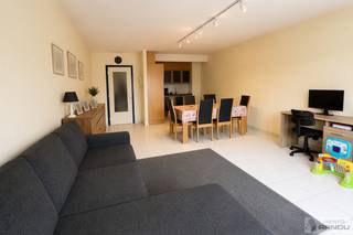 Op zoek naar een interessante investering of een comfortabel appartement op een uitstekende locatie? Dan is dit verzorgde appartement in de Schutterijstraat zeker een bezoek waard.<br /><br />Gelegen op wandelafstand van het centrum van Deinze geniet u hier van een vlotte bereikbaarheid, winkels, openbaar vervoer, scholen en ontspanningsmogelijkheden binnen handbereik. De residentiële ligging combineert rust met alle voordelen van het stadsleven. <br /><br />Het appartement beschikt over een inkomhal die toegang biedt tot de lichtrijke leefruimte met open, ingerichte keuken voorzien van toestellen. Verder zijn er twee mooie slaapkamers waarvan de ruimste met ingewerkt maatwerkkast. De badkamer is voorzien van een douche en er is een afzonderlijk gastentoilet aanwezig.<br /><br />Daarnaast beschikt het appartement over een handige berging en een aangenaam balkon.<br /><br />Extra troeven zijn de privatieve kelderberging, de privatieve autostandplaats en de gemeenschappelijke fietsenberging.<br /><br /><em>Bepaalde foto's werden digitaal geoptimaliseerd voor een neutrale presentatie van het pand.</em>