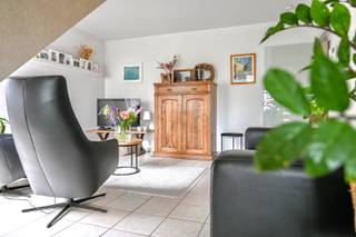 Dit ruim en instapklaar appartement is ideaal gelegen in het centrum van Bornem, op wandelafstand van het station, winkels en alle dagelijkse voorzieningen. Het appartement bevindt zich op de tweede verdieping en is vlot bereikbaar met de lift. Doorheen de jaren werd het met veel zorg onderhouden, wat meteen zorgt voor een warme en gezellige indruk zodra u binnenkomt.<br />Het appartement beschikt over twee volwaardige slaapkamers en een ruime badkamer uitgerust met zowel een douche als een ligbad. Daarnaast is er ook een apart gastentoilet aanwezig. De lichtrijke leefruimte biedt verschillende gezellige zithoekjes en sluit mooi aan op de eetkamer en de goed geïnstalleerde keuken. Aansluitend bevindt zich nog een praktische berging/wasplaats, wat extra comfort biedt in het dagelijkse leven. Dankzij de doordachte indeling en de royale ruimtes geniet u hier van bijzonder veel plaats en een aangename woonbeleving.<br />Verder beschikt het appartement over een gezellig terras met buitenberging. Er kan eventueel nog een garagebox aangekocht worden indien gewenst t.w.v 25.000 euro. Kortom, een uitstekend onderhouden appartement op een toplocatie, perfect voor wie ruim, comfortabel en centraal wil wonen.