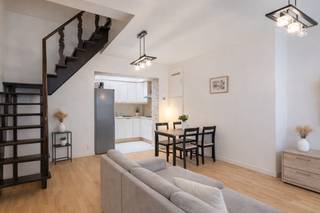 <p><strong>Charmante woning in het centrum van Mechelen</strong></p>
<p><strong>BEKIJK ZEKER ONZE (VIRTUELE) GRONDPLANNEN EN ATTESTEN VOOR DE INDELING EN EXTRA INFORMATIE.</strong></p>
<p><strong>SPECIFIEKE KENMERKEN:</strong></p>
<ul>
<li>Goed onderhouden woning</li>
<li>Uitstekende locatie: Rustig gelegen, doch pal in het bruisende centrum van Mechelen</li>
<li>Op wandelafstand van het openbaar vervoer (station), scholen, winkels en horeca</li>
<li>Zeer goede bereikbaarheid via de E19 naar Antwerpen en Brussel</li>
<li>Beschikbaar vanaf 01/04/2026</li>
</ul>
<p><strong>TECHNISCHE KENMERKEN:</strong></p>
<ul>
<li>EPC-score: 217 kWh/(m²/jaar) – Label C</li>
<li>Elektrische installatie conform AREI</li>
<li>Totaalrenovatie in 2005 en nieuw dak, veluxen en koepel van 2019</li>
<li>PVC ramen met dubbele beglazing (HR)</li>
<li>Rolluik (gelijkvloers)</li>
<li>Verwarming op aardgas via radiatoren</li>
</ul>
<p><strong>INDELING:</strong></p>
<p><u>Gelijkvloers:</u></p>
<ul>
<li>Lichtrijke en aangename leefruimte met open (geïnstalleerde) keuken (36 m²)</li>
</ul>
<p><u>Eerste verdieping:</u></p>
<ul>
<li>Master bedroom (19 m²)</li>
<li>Badkamer met ligbad, toilet en lavabo</li>
</ul>
<p><u>Tweede verdieping</u></p>
<ul>
<li>Tweede slaapkamer (22 m²)</li>
</ul>