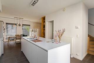 <p><span>Op zoek naar een gezellige thuis op een toplocatie?</span><br /><span>Dan zou deze woning met drie slaapkamers & tuin wel eens jouw perfecte match kunnen zijn!</span><br /><br /><span>Deze instapklare woning is met zorg onderhouden en verwelkomt je met een inkomhal met handige ingemaakte kasten. Op het gelijkvloers vind je onder andere een ruime, volledig geïnstalleerde keuken met zicht op de tuin en een apart toilet.</span><br /><br /><span>De lichtrijke woonkamer bevindt zich op de eerste verdieping en is afgewerkt met een parketvloer.</span><br /><br /><span>De woning beschikt over 3 volwaardige slaapkamers, die je helemaal naar wens kan inrichten als gezellige kinderkamers, rustige thuiswerkplek of hobbyruimte.</span><br /><br /><span>De badkamer is uitgerust met zowel een douche als een bad, zodat je kan kiezen tussen snel verfrissen of heerlijk ontspannen — geen keuzestress dus.</span><br /><br /><span>Buiten wacht een gezellige tuin waar je kan ontspannen, aperitieven of gewoon genieten van het groen.</span><br /><br /><span>Extra troef: Zowel de kelder als de zolder zorgen voor heel wat extra bergruimte — ideaal om alles wat je niet dagelijks nodig hebt netjes te laten verdwijnen, zodat je woning lekker opgeruimd blijft.</span><br /><br /><span>Bovendien is de woning energiezuinig én is de elektrische installatie conform.</span><br /><br /><span>Troeven:</span><br /><br /><span>- Gunstig EPC</span><br /><span>- Toplocatie</span><br /><span>- Ingemaakte kasten</span><br /><span>- AREI conform</span><br /><span>- CV op gas (nieuwe condensatieketel)</span><br /><span>- Vraagprijs = richtprijs</span><br /><br /><br /><span>Attesten (EPC, asbest, EK) zijn beschikbaar via onze website: https://jamar.immo/</span><br /><br /><span>Wg, Gvkr, Gvv, Vg, Gmo, Geen overstromingsgevoelig gebied, geen WORG</span></p>