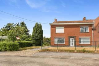 Rust, ruimte en groen gaan hand in hand bij deze ruime gezinswoning in de Beverenstraat te Hooglede, gelegen op een prachtig perceel van maar liefst <strong>2.237 m²</strong>. Hier geniet u van een landelijke en groene omgeving met een prachtig open zicht, terwijl het centrum van Hooglede en de stad Roeselare zich op korte afstand bevinden. <br /><br />Met een bewoonbare oppervlakte van <strong>228 m²</strong> biedt deze woning heel wat ruimte en mogelijkheden.<br /><strong>Indeling als volgt</strong>: voorplaats die zich uitstekend leent als bureauruimte, ruime leefruimte met zit- en eetplaats, keuken, badkamer en toegang tot de praktische kelder. Op de eerste verdieping vindt u een nachthal, drie ruime slaapkamers en een ruime zolderruimte die de mogelijkheid biedt om een vierde slaapkamer te creëren. Verder is er nog een zolderverdieping aanwezig die dienst kan doen als extra bergruimte. <br /><br />Ook buiten heeft deze eigendom heel wat te bieden. Op het ruime perceel geniet u van een uitgestrekte tuin waar rust, privacy en groen centraal staan. Daarnaast beschikt de woning over een garage, verschillende buitenbergingen en een ruim bijgebouw dat zich uitstekend leent als hobbyruimte, atelier of extra opslagruimte.<br /><br />Met haar ruime woonoppervlakte, prachtig perceel van 2.237 m² en talrijke mogelijkheden is deze eigendom ideaal voor wie op zoek is naar ruimte, rust en groen in Hooglede.<br /><br />Wilt u deze eigendom graag zelf ontdekken? Contacteer Ward op 0470 20 66 88 en plan uw bezoek in. 