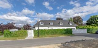 Exclusieve villa met zwembad en poolhouse te koop in een rustige, groene omgeving in Bouchout.De woning is omringd door groen en biedt absolute rust...