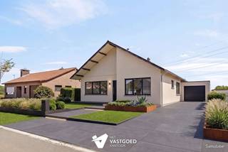<p><span>Instapklare gelijkvloerse woning met 4 slpks op rustige ligging</span></p><p><span> </span></p><p><span>Belangrijkste troeven:</span></p><p><span>- Volledig gelijkvloerse woning</span></p><p><span>- 4 slaapkamers</span></p><p><span>- Reeds gerenoveerd: badkamer, verwarmingsinstallatie en isolatie zoldervloer</span></p><p><span>- Praktische kelder en kruipkelder aanwezig</span></p><p><span>- Geen renovatieplicht!</span></p><p><span>- Rustig gelegen in een verkeersarme straat</span></p><p><span>- Achteraan bereikbaar dankzij servitude</span></p><p><span> </span></p><p><span>Bekijk zeker ook onze grondplannen met de afmetingen. Zo krijgt u van thuis uit al een perfect beeld van wat deze woning te bieden heeft!</span></p><p><span>Wenst u meer info of een vrijblijvende bezichtiging, contacteer dan ons kantoor op het nummer 014 39 99 99 en wij helpen u graag verder.</span></p>