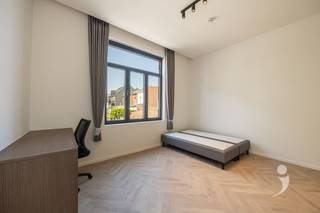 <p><span>Découvrez cette chambre d'étudiant contemporaine dans un projet de rénovation de haute qualité situé au 154 Mechelsestraat, en plein centre de Louvain. Le bâtiment a été entièrement rénové en privilégiant les matériaux durables et répond à toutes les exigences modernes en termes de confort et d'efficacité énergétique.</span></p><p><span>La chambre est située au 1er étage et est équipée d'une pompe à chaleur à air économe en énergie, qui assure un chauffage agréable en hiver et un rafraîchissement pendant les mois d'été. Elle est proposée entièrement meublée et dispose d'un lit (sans matelas). En outre, la chambre dispose d'une salle de bain privée avec douche, lavabo et toilettes.</span></p><p><span>Les résidents ont accès à une cuisine commune entièrement équipée. Ils disposent également d'une terrasse spacieuse et d'un grand jardin, idéal pour se détendre ou passer du temps ensemble dans un cadre verdoyant. Il y a également un abri à vélos très pratique.</span></p><p><span>Grâce à sa situation centrale, les campus universitaires, les magasins et les restaurants sont facilement accessibles à pied, ce qui fait de cette chambre un lieu de séjour idéal pour les étudiants.</span></p><p><span>Les photos'utilisées proviennent de projets similaires et donnent une idée de la finition et de l'atmosphère.</span></p><p><span> </span></p>