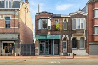 Op een centrale en commerciële ligging in de Statiestraat 50 te Zwijndrecht bevindt zich dit handelspand met appartement. Beide delen zijn momenteel verhuurd, wat dit pand meteen tot een interessante investering maakt. <br /><br />Het appartement beschikt over een eigen inkom, wat zorgt voor extra privacy. Binnenin tref je een ruime en gezellige leefruimte, één slaapkamer, ruime keuken, een badkamer met ligbad en een aparte wasplaats.<br /><br />Het handelspand is praktisch en sfeervol ingericht, met vooraan een gezellige ruimte voorzien van toog. Achteraan bevindt zich een uitgeruste keuken en een aangenaam terras, wat een mooie meerwaarde vormt voor diverse commerciële invullingen. Bovendien is het pand voorzien van airconditioning en twee ruime toiletten. <br /><br />Extra informatie:<br />• Elektriciteit conform<br />• EPC handelspand: B<br />• EPC appartement: C<br />• Zonnepanelen <br /><br />Dankzij de uitstekende ligging, de reeds verhuurde toestand en de goede energieprestaties is dit een unieke kans voor investeerders die op zoek zijn naar een zorgeloze en rendabele investering in Zwijndrecht.<br /><br />Interesse? Contacteer ons gerust voor meer info of een bezoek.