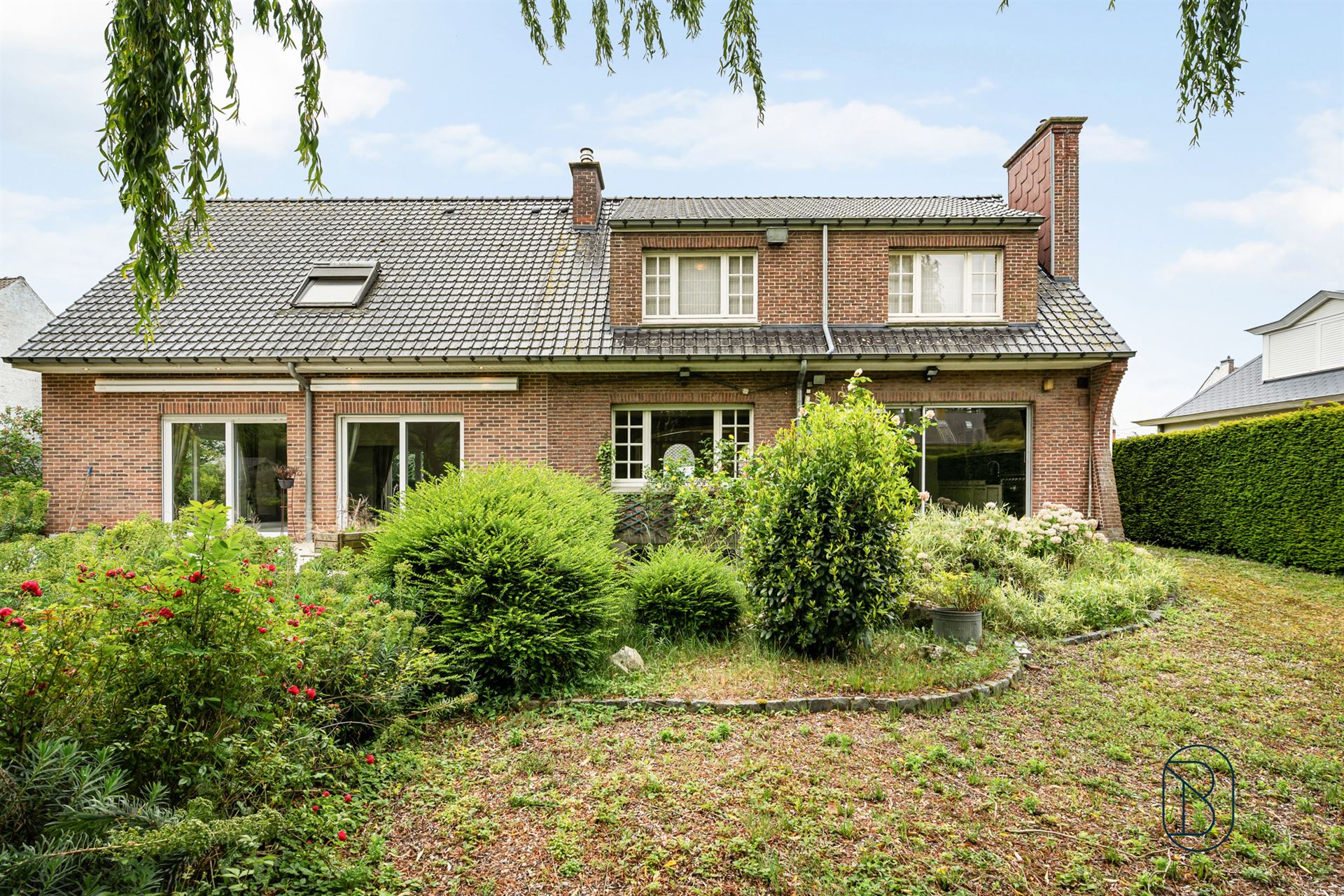 Grote degelijke villa met zonnepanelen en prachtige tuin. - foto 4