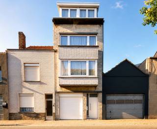 Gelegen op een goede en vlotte locatie in Oostende, bevindt zich deze charmante woning met ruime garage en veel mogelijkheden. <br /><br />Indeling:<br />Gelijkvloers: Een grote garage van 60 m² met sectionale poort – ideaal voor wagens, fietsen, hobby’s of extra opslag.<br />Eerste verdieping: Een lichtrijke leefruimte met aansluitend een recente, volledig uitgeruste keuken.<br />Tweede verdieping: Een zeer ruime badkamer met bad, douche en toilet, een grote slaapkamer en een extra kamer die perfect dienst kan doen als kinderkamer of berging.<br />Zolder: Bereikbaar via een vaste trap, met mogelijkheid om twee extra slaapkamers te creëren.<br /><br />Troeven:<br />EPC-label D<br />Zeer recente verwarmingsketel<br />Goede ligging nabij winkels, openbaar vervoer en invalswegen<br />Ruime garage van 60 m²<br />Veel uitbreidingsmogelijkheden op de zolderverdieping<br /><br />De woning is structureel in goede staat en vraagt enkel een lichte opfrissing om ze helemaal naar eigen smaak af te werken. Een mooie kans voor wie op zoek is naar een betaalbare woning met potentieel in een aantrekkelijke buurt van Oostende.
