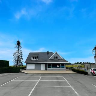 <strong>Handelspand met woonst te koop<br /><br />Indeling:</strong><br />kelder: volledig onderkelderd met garage(plaats voor 2 wagens)<br />gelijkvloers: inkom, handelsruimte/restaurant/woonruimte, 2 toiletten en keuken<br />eerste verdiep: 3 slaapkamers en badkamer<br /><br /><strong>Troeven:</strong>
<ul><li>commerciële ligging naast drukke baan</li><li>staanplaatsen voor de deur voor klanten</li><li>volledig onderkelderd</li></ul>
<br />Bij deze woning geldt de renovatieplicht.