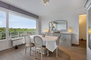 <p><strong>Lichtrijk, gerenoveerd appartement met een uitzonderlijk groen uitzicht.<br /><br /></strong>Zoekt u rust, ruimte en comfort? Dit prachtig appartement biedt het allemaal. Het is uiterst rustig gelegen in een residentiële omgeving nabij diverse parken, waardoor u hier geniet van een uniek en rustgevend panorama. <br /><br /><strong>Indeling:<br /></strong>Bij binnenkomst valt meteen de royale, open leefruimte op. Dankzij de grote raampartijen baadt deze ruimte in het natuurlijke licht en kijkt u uit op de omliggende natuur. Rechts van de leefruimte, de <strong>volledig geïnstalleerde keuken</strong> voorzien van alle moderne comfort (kookplaat, vaatwasser, oven, dampkap, microgolfoven en een koelkast).<br />Vanuit de leefruimte bereikt u de praktische wasplaats/berging met ingemaakte kasten en aansluitingen voor een wasmachine en droogkast. De nachthal (eveneens met ingemaakte kasten) leidt naar het gastentoilet, de slaapkamer en de badkamer met ligbad, wastafel en extra kastruimte. Dé <strong>absolute troef</strong> van dit appartement: Zowel via de leefruimte als via de keuken heeft u rechtstreeks toegang tot het grote terras. Hier geniet u van 's ochtends vroeg tot 's avonds laat in alle privacy van het zicht op het groen.<br /><br /><em><strong>Bijzonderheden:</strong> <br />EPC label <strong>B</strong>;<br />Maandelijkse kosten: ca. 280,- EUR / maand [Beheer, conciërge, huisvuil, blokpolis, Verbruik/onderhoud van de gemene delen (tuin, lift,...) + provisie koud/warm water en verwarming met individuele caloriemeters], excl. reservefonds;<br />Privatieve <strong>kelderberging</strong>;<br />Gemeenschappelijk <strong>fietsenberging</strong>;<br />Parking voor de deur.<br /><br /></em><strong>Ligging:</strong><br />Het appartement bevindt zich in een <strong>residentiële wijk</strong> op wandelafstand van <strong>het Rooi</strong>, winkels, scholen en in de onmiddellijke nabijheid van openbaar vervoer.</p>
