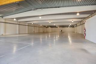 Op een gegeerde zichtlocatie aan de Genkersteenweg 159 in Hasselt bevindt zich dit instapklare en industrieel geïsoleerde winkelpand. Met een terreinoppervlakte van 2.511 m² en een perceelbreedte van 23,53 meter is dit pand volledig omheind en volledig geklinkerd. De locatie is strategisch ideaal: nabij het centrum van Hasselt en vlak bij de belangrijkste invalswegen, wat zorgt voor maximale zichtbaarheid en bereikbaarheid. Het winkelpand heeft een totale bruikbare vloeroppervlakte van 1.141 m² volgens EPC, waarvan circa 650 m² ingericht is als showroom met gepolierde betonvloer en volledige verlichting (dient aangewend te worden in het kader van de bestemming, opslag en showroom). Verder is het pand voorzien van een alarmsysteem, internetvoorziening, aansluiting op aardgas, een goed werkend verluchtingssysteem, een keuken, twee toiletten, een CV-ruimte en twee aparte bergingen. De plafondhoogte bedraagt 5,79 meter met een licht afhellend dak naar de achterzijde toe. De ruime parking biedt plaats voor ongeveer 32 wagens, wat ideaal is voor klanten en personeel. Dankzij de combinatie van oppervlakte, ligging en voorzieningen is dit pand perfect geschikt voor een handelszaak of showroom met professionele uitstraling. De hoofdbestemming is voorbehouden voor ambachtelijke bedrijven en kmo’s (B2B). Een mooie kans voor zij die opzoek zijn naar bedrijfspanden te koop in Hasselt. Relevante documenten zijn eveneens beschikbaar op onze website www.dewaele.com of geef ons een seintje op 011 30 50 50.