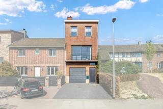 Idyllisch gelegen gezinswoning op een bijzonder mooie locatie te Sint-Pieters-Voeren. In dit pittoreske dorp is het rustig vertoeven in de...