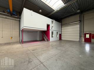 Bedrijfsgebouw te huur bestaande uit een magazijnruimte gecombineerd met kantoor en verhard buitenterrein. De site bevindt zich vlakbij de steenweg (N43) en geniet van een snelle verbinding richting de E17. Hierdoor is er een vlotte ontsluiting richting Gent, Kortrijk en omliggende gemeenten. <br /><br />Bedrijfsgebouw met een oppervlakte van 750 m² en beschikt over een <strong>vrije hoogte van 7 meter</strong>. De loods is uitgerust met <strong>2</strong><strong> sectionale poorten</strong>, een polybetonvloer en lichtstraat met rookluik. Daarnaast is er ook een <strong>rolbrug van 5T</strong> en zijn er warmeluchtblazers op gas aanwezig.<br />De instapklare kantoren op het gelijkvloers bestaat uit een open space en op het verdiep uit aparte burelen met een kitchenette. Er is bovendien centrale verwarming aanwezig en de kantoren zijn voorzien van airco.<br />Tevens zijn er <strong>voldoende</strong> <strong>parkeerplaatsen </strong>beschikbaar en is er een <strong>verharde buitenruimte</strong> van 500 m² op de site.<br /><br />Heeft u interesse of wenst u graag meer details over dit aanbod? Neem contact op met<strong> Giel PANORAMA B2B</strong> voor meer info, plannen of een vrijblijvend plaatsbezoek via<strong> 0477 02 09 02</strong>.