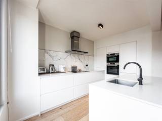 <p><span>Hoogwaardig gerenoveerd 2-slaapkamerappartement in de Buizegemwijk</span></p><p><span> </span></p><p><span>OMGEVING</span></p><p><span>Welkom in de populaire Buizegemwijk. Dit aangenaam en knus appartement is gelegen op de eerste verdieping van een volledig gerenoveerd gebouw.</span></p><p><span>De ligging is ideaal, met het centrum op wandelafstand, waar je 's ochtends kan genieten van een koffie en 's avonds uit eten kan. Verder zijn hier nog tal van winkels in de omgeving en zijn de belangrijke invalswegen (A12 &amp; E19) op een boogscheut! Voor de sportliefhebbers is het sportcentrum 'De Belgica' om de hoek. De kids kunnen zich volledig uitleven in de speeltuin van de 'Romeinse Put'.</span></p><p><span> </span></p><p><span>INDELING</span></p><p><span>Welkom in dit stijlvol appartement, de inkomhal op parket zet meteen de juiste, warme toon.</span></p><p><span>De leefruimte baadt in het licht en loopt naadloos over in de open keuken, de plek waar wonen en genieten samenkomen. Het keukeneiland is hier de eyecatcher en perfect voor een aperitiefje of een gezellige kookavond. Ze is uitgerust met een inductievuur, koelkast met apart vriesvak, oven microgolf en afwasmachine. </span></p><p><span>Met 2 volwaardige slaapkamers is er ruimte genoeg, of je nu een extra kamer, bureau of dressing wil. Beide kamers zijn voorzien van rolluiken. Achteraan vind je een leuk terras waar je in alle rust kan genieten van een koffietje in de ochtendzon. </span></p><p><span>De badkamer combineert stijl en comfort met een inloopdouche en ligbad. Verder is er nog een apart toilet, handige wasberging en privatieve kelder.</span></p><p><span> </span></p><p><span>Gemeenschappelijke kosten: €145</span></p><p><span> </span></p><p><span>BIJOZNDERHEDEN</span></p><p><span>- terras</span></p><p><span>- kelderberging</span></p><p><span>- eigen ketel (privatieve verwarming)</span></p><p><span>- elektriciteit conform</span></p><p><span> </span></p>