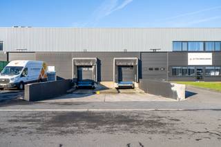 Bedrijfsgebouw te huur langs de E17 in Deerlijk.Het magazijn heeft een nuttige oppervlakte van ca. 1.180 m² en is voorzien van een sectionale poort...