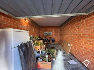 Deze garagebox is gelegen kortbij het Mammoetcenter, de ring, de Noordlaan.<br />Toegankelijk vanaf de Beekstraat naar de gemeenschappelijke in/uitrit met ruime maneuvreerruimte tussen de garages. Onmiddellijk beschikbaar. Breedte: 2,75m en 6,30m lengte. Verlichting aanwezig. <br /><br />Contacteer ons gerust op louis@vastgoedsinnaeve.be voor meer info.