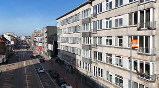 Dit appartement is gelegen op een zeer goede locatie, uitstekende bereikbaarheid naar zowel Gent centrum als uitvalswegen E17 en E40. Het openbaar vervoer is op wandelafstand alsook vele winkels en grootwarenhuizen. <br />Het appartement is gedurende de jaren zeer goed onderhouden en regelmatig zijn er werken uitgevoerd om het appartement up-to-date te houden. <br />Het appartement heeft 2 ruime slaapkamers,  lichtrijke leefruimtes en achteraan een terras met open zicht. Grote berging aanwezig in de kelder. <br />Garagebox achter de residentie aan te kopen voor 40.000euro. <br /><br />EPC 211 kWh/(m<sup>2</sup>jaar), energielabel C<br />Geen overstromingsgevoelig gebied: P-score A, G-score A<br />KI 777<br />Stedenbouwkundige inlichtingen: vergunningen, woongebieden, voorkooprecht, geen verkavelingsvergunning, geen rechterlijke herstelmaatregel of bestuurlijke maatregel opgelegd. <br /><br />Voor meer info of een bezoek bel 0475757251 of philip@ocvastgoed.be<br /><br /> 