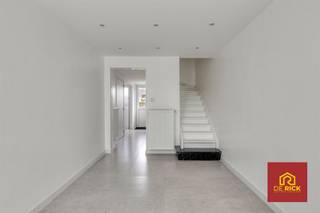 <p>Instapklare bel-etagewoning in Aalst</p><p>Bent u op zoek naar een ruime, moderne en volledig instapklare bel-etagewoning op een rustige, maar toch centrale ligging in Aalst? Dan is deze mooie woning in de Raffelgemstraat 5 zeker een bezoek waard.</p><p>De woning werd recent gerenoveerd en combineert hedendaags wooncomfort met een praktische indeling. Op de woonverdieping geniet u van een aangename en lichtrijke leefruimte, ideaal om gezellig te vertoeven met het gezin of gasten te ontvangen.</p><p>Verder beschikt de woning over 3 slaapkamers, een moderne en praktische badkamer en voldoende ruimte voor wie comfortabel wil wonen met extra mogelijkheden voor bureau, hobbyruimte of dressing.</p><p>Ook technisch zit deze eigendom uitstekend: met een gunstig EPC-label B en een conforme elektrische installatie bent u verzekerd van zorgeloos wooncomfort.</p><p>Buiten biedt de omheinde tuin met terras een fijne plek om te ontspannen. De woning beschikt bovendien over een oprit en garage, wat bij een bel-etagewoning zorgt voor extra praktisch comfort en parkeergelegenheid op eigen terrein.</p><p>De extra troeven van deze woning zijn: goede ligging, instapklaar, gunstig EPC, conform elektriciteit en asbestvrij.</p><p>De vermelde prijs is een richtprijs. Na ontvangst van de biedingen zal de verkoper beslissen of hij/zij de eigendom verkoopt aan het beste bod. De richtprijs is aldus niet bindend voor de verkoper.<br />Voor meer info kunt u ons contacteren op 053/70.23.67 of info@derick.be</p>