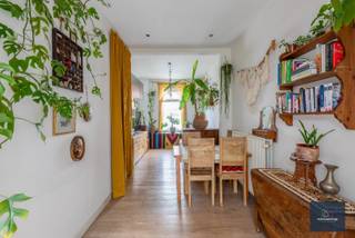U kan zich inschrijven voor de bezoekmomenten via deze link : https://ap.lc/faAUC of ga naar makelaarshuys.be, te koop en plan uw bezoek bij het pand.<br /><br />Deze woning is gelegen nabij het centrum van Gent, op een perceel van 100 m², en beschikt over een bewoonbare oppervlakte van 115 m².<br /><br />Via de inkomhal, waar zich een gastentoilet bevindt, betreden we de woning. Verder komen we in de lichtrijke leefruimte met aansluitend een open keuken. Vanuit de keuken heeft u via het schuifraam toegang tot de zuidgerichte tuin.<br /><br />Op de eerste verdieping bevinden zich een ruime slaapkamer en een badkamer uitgerust met een douche, ligbad, wastafel, toilet en aansluiting voor een wasmachine.<br /><br />De tweede verdieping is ingericht als een zeer ruime slaapkamer, eventueel mogelijk om 2 kamers van te maken.<br /><br />De woning geniet van een uitstekende ligging nabij supermarkten, fitness, apotheek, groene valleipark en andere voorzieningen. Bovendien bereikt u de Korenmarkt met de fiets op 6 minuten.